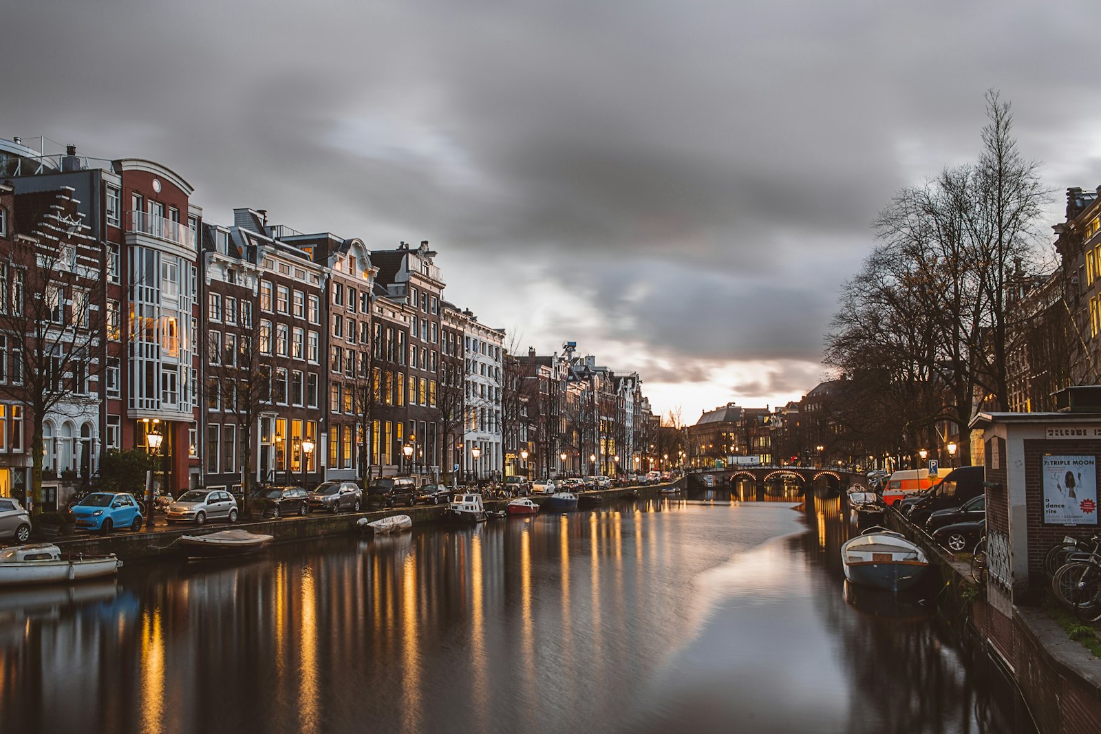Amsterdamse gracht in de avond