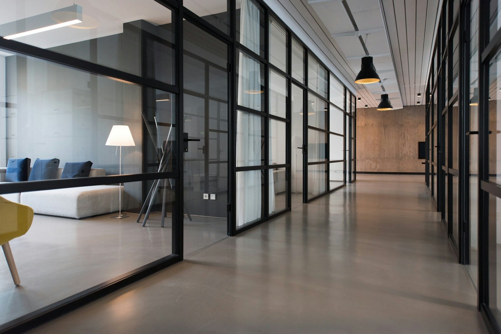 Modern kantoor met glazen wanden